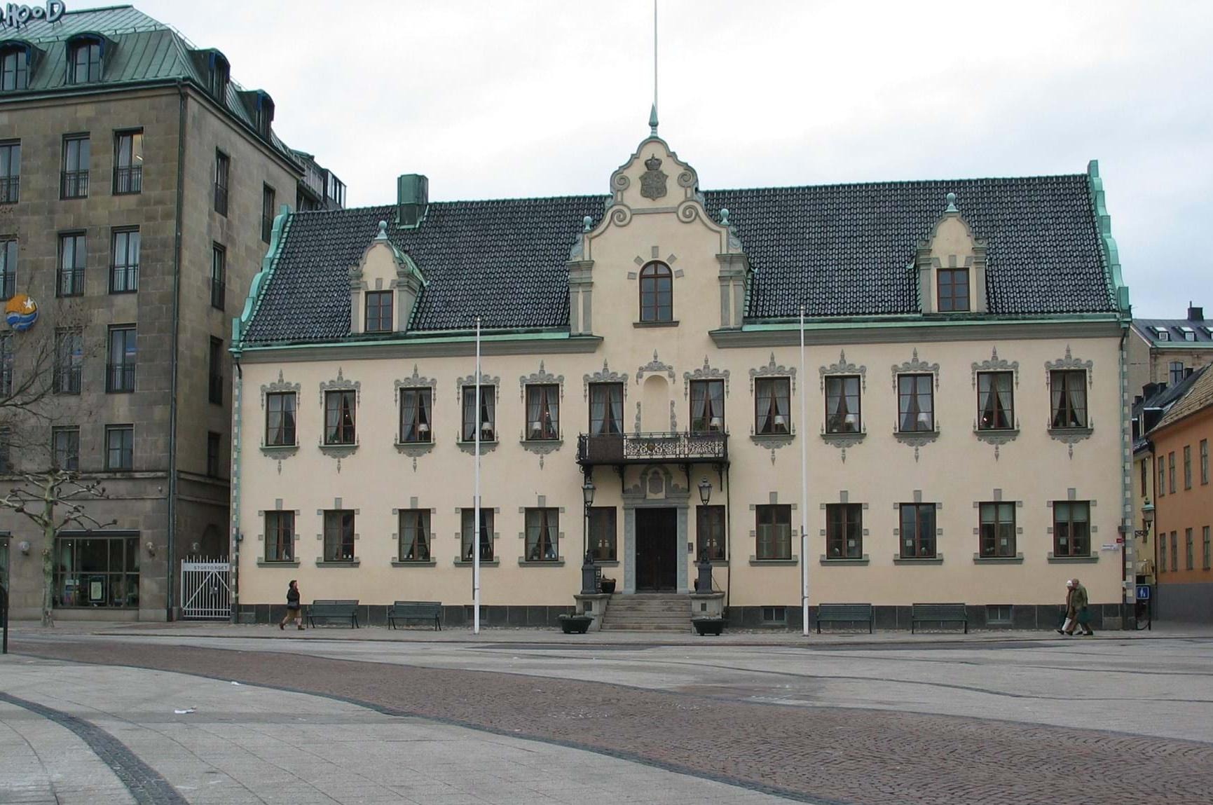 Fotografi på länsresidenset, en byggnad i två våningar.