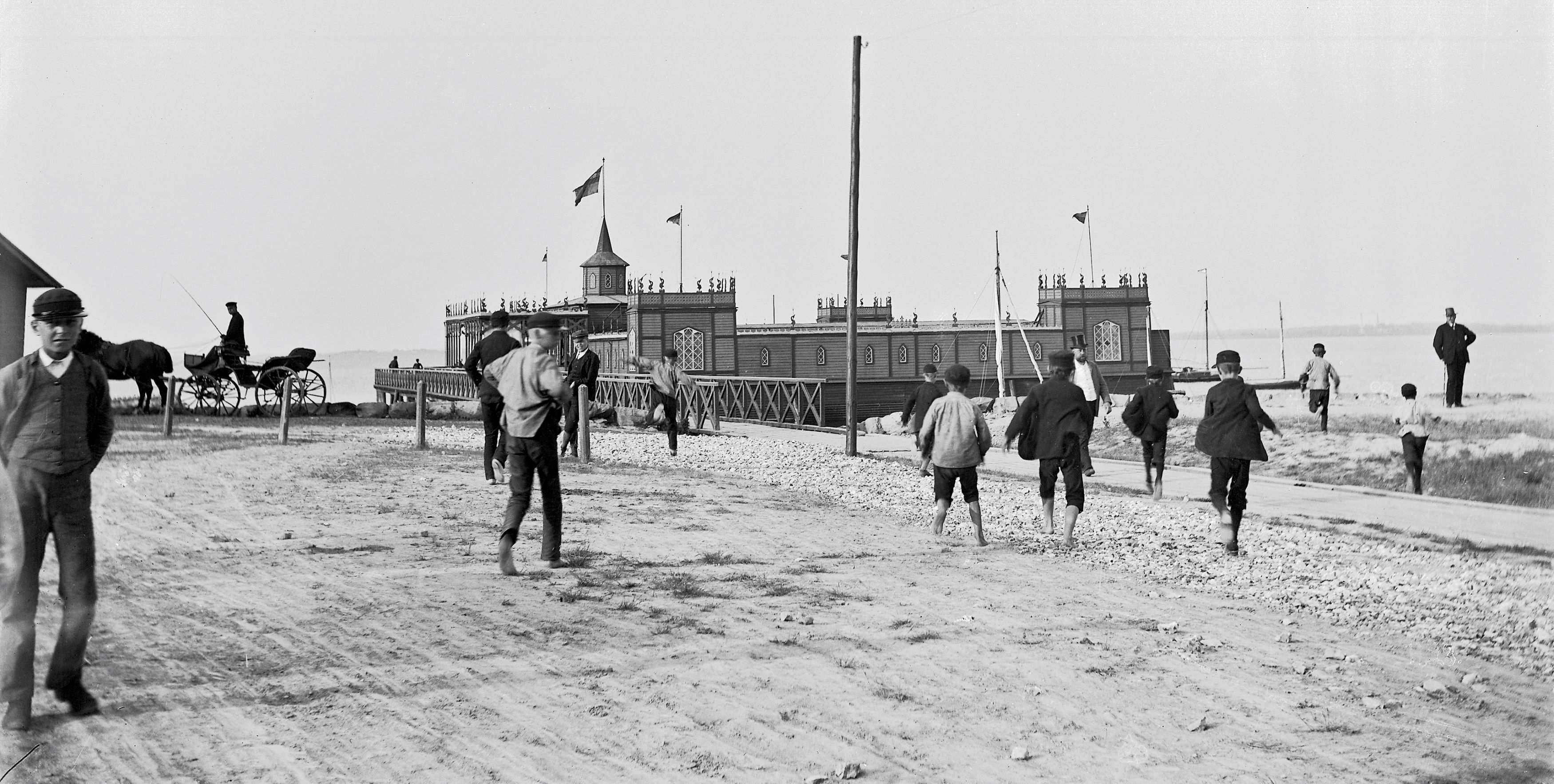 Lekande barn framför det gamla kallbadhuset.