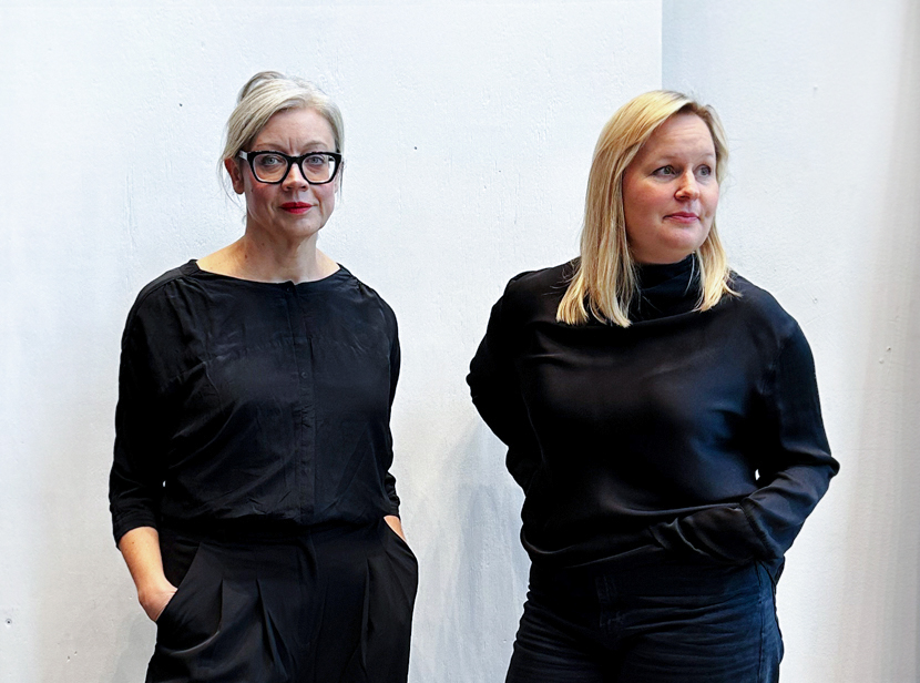 Bild på Anna Johansson och Julia Björnberg som är curatorer för utställningen Gränstrakt. 