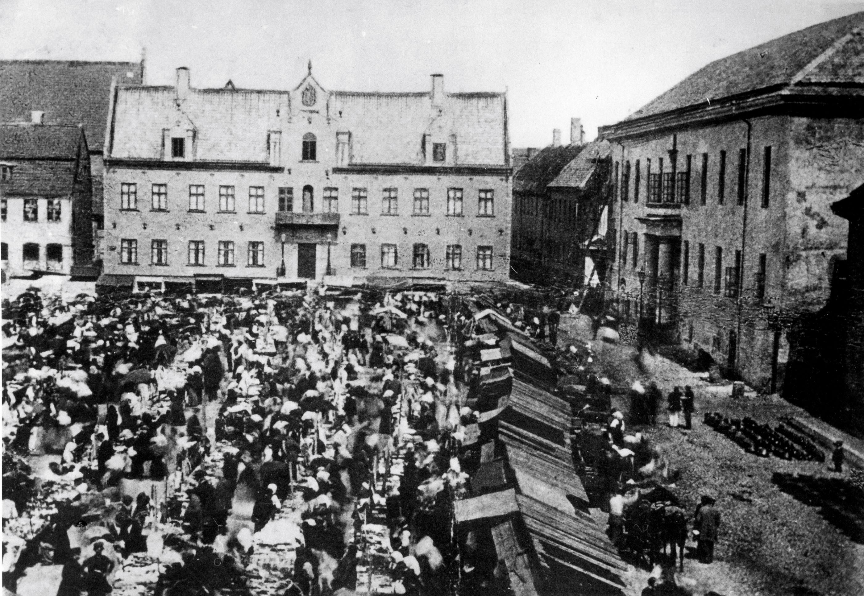 Marknad på Stortorget med residenset rakt fram och rådhuset till höger (innan det fick ny kostym). Året är 1865. Foto Otto Post, Malmö museum.