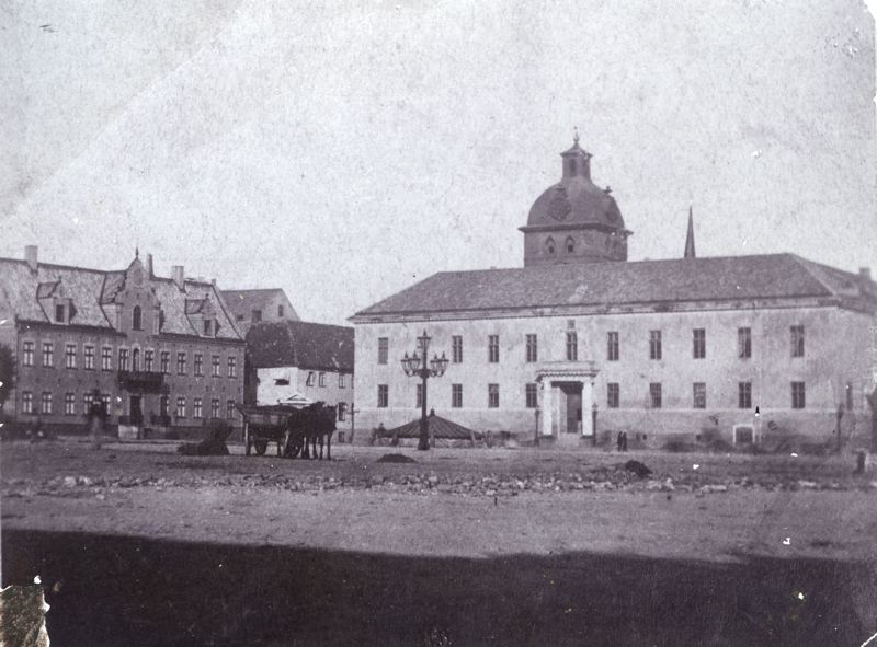 Ett av de äldsta fotografierna av rådhuset, taget runt 1864. Med residenset till vänster. Foto: Carl de Shàrengrad / Malmö museum