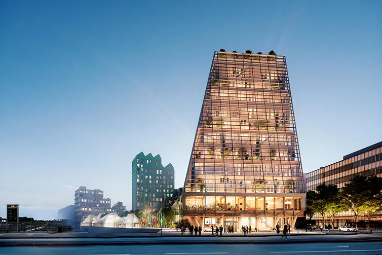 Illustration av en hög, modern byggnad med glasklädda fasader på kvällen. Byggnaden är triangulärt formad och sträcker sig mot himlen med flera våningar synliga genom glaset. I bakgrunden finns fler höghus, och gatubelysningen samt människorna på gatan skapar en dynamisk stadsbild."