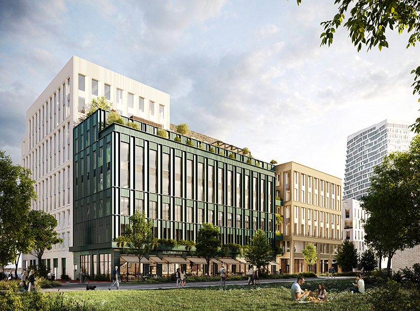Illustration av en modern byggnadskomplex med en grön fasad och takterrass. Byggnaden består av flera våningar med stora fönster och grönska, omgiven av gräsytor och träd. Människor samlas och sitter på gräsmattan i förgrunden, vilket skapar en välkomnande och avslappnad atmosfär.