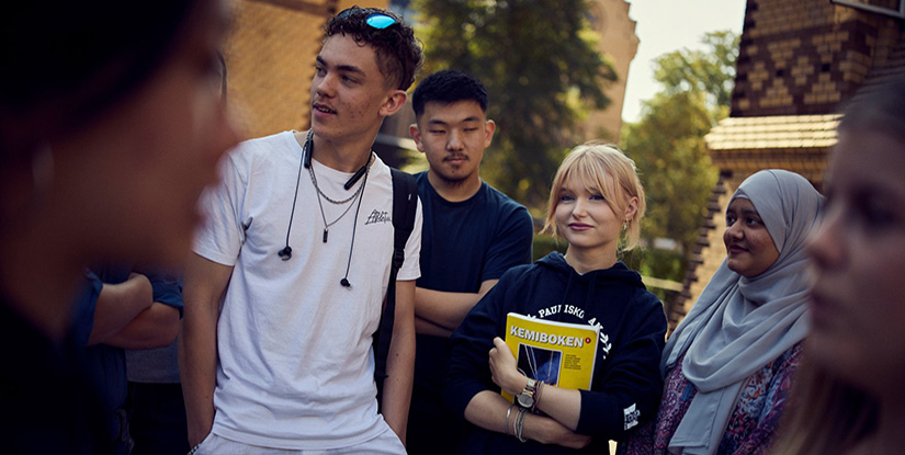 Fotocollage med bilder på elever utanför skolan.