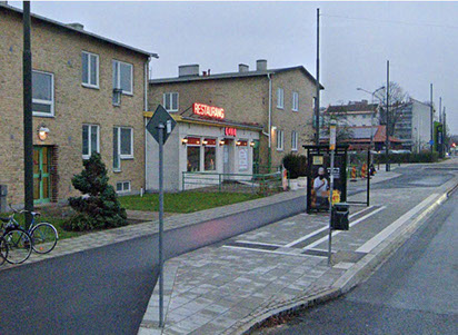 Cykelbana bakom busshållplats.