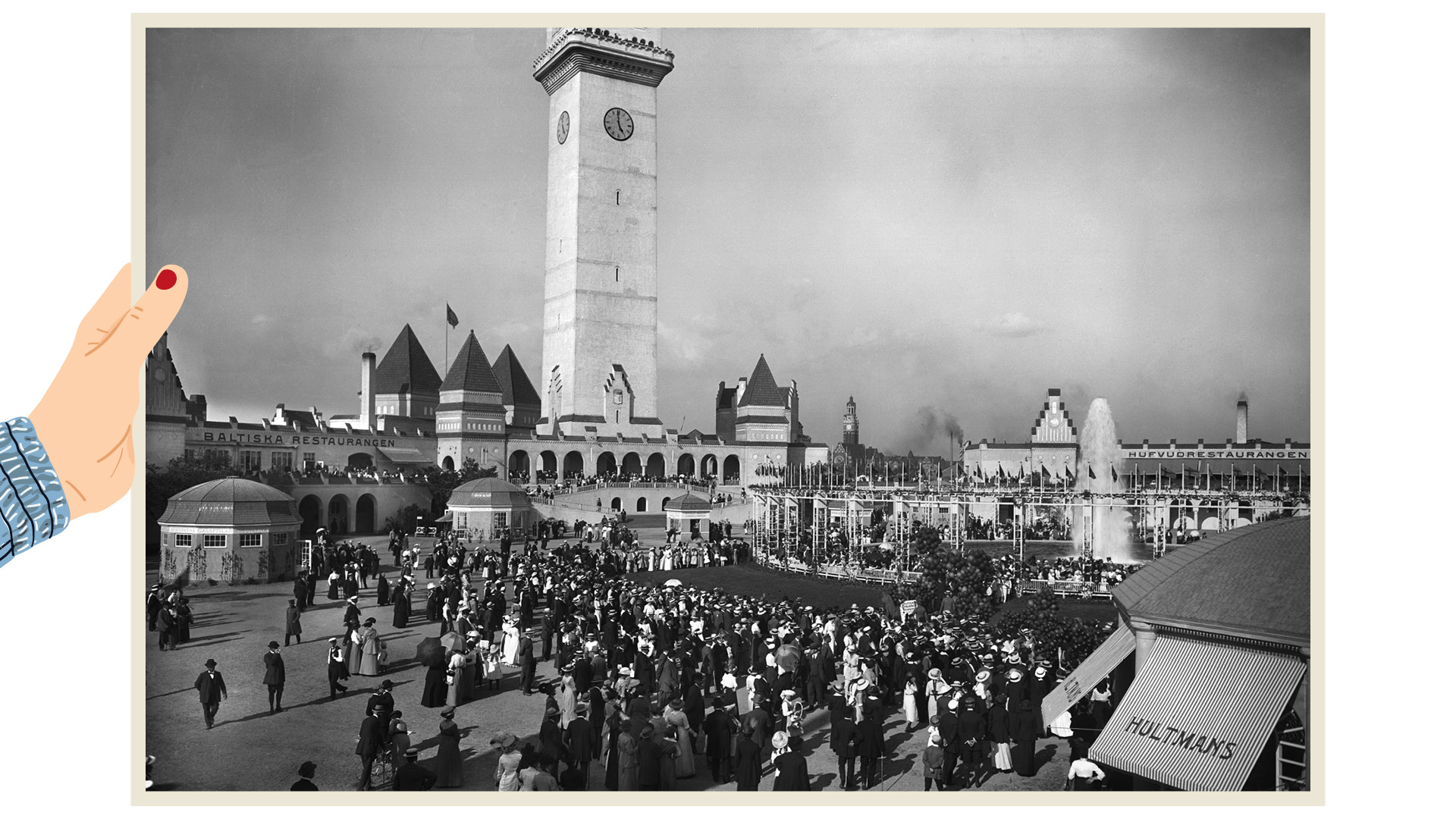 En bild från Baltiska utställningen 1914 i Malmö, med det ståtliga klocktornet i centrum. Människor i tidstypiska kläder samlas på utställningsområdet, där fontäner och pampiga byggnader omgärdar platsen.