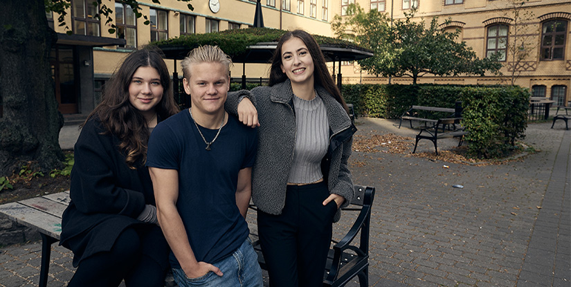 Fotocollage med bilder på elever utanför skolan.