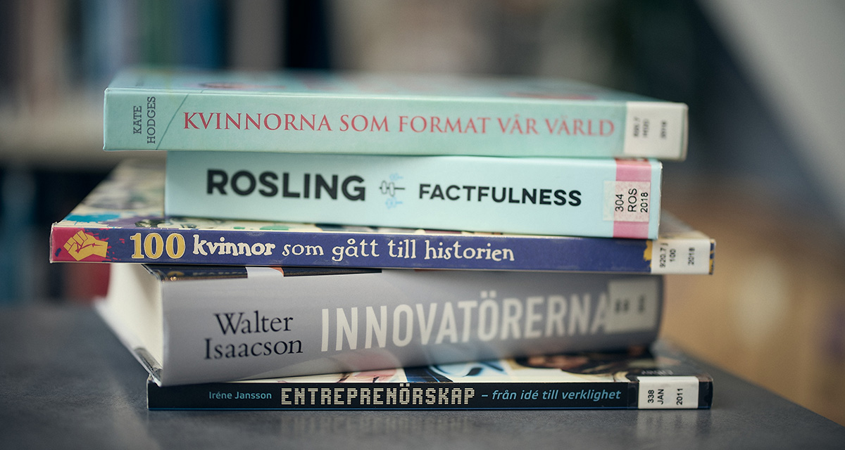 Fem böcker staplade i en hög. Boktitlar såsom Innovatörerna och Entreprenörskap syns.