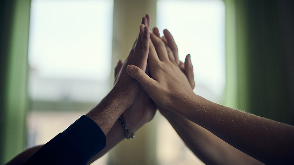 Teamwork high five. Händer i luften som gör high five.