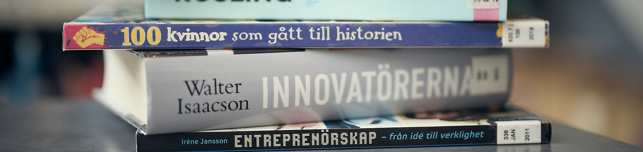 En boktrave med böcker med titlar som handlar om innovation och entreprenörskap. 