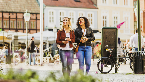 Två kvinnor på Lilla torg