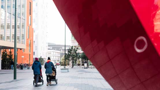 Två människor promenerar i Malmö