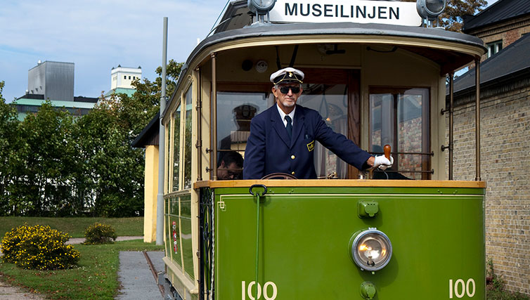 Museespårvagnen körs av förare i tidstypiska kläder.
