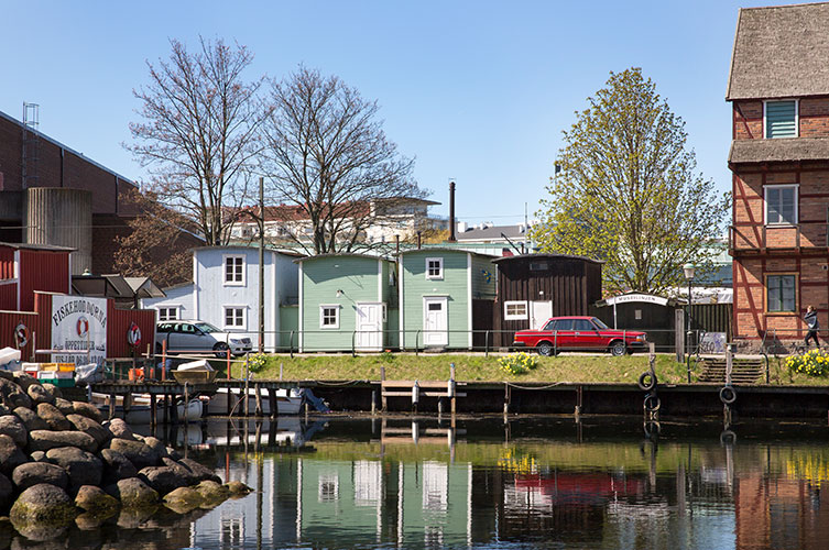 Fiskehoddorna består av låga, äldre träbyggnader och ligger i en smal gränd intill kanalkajen mittemot Malmöhus slott.