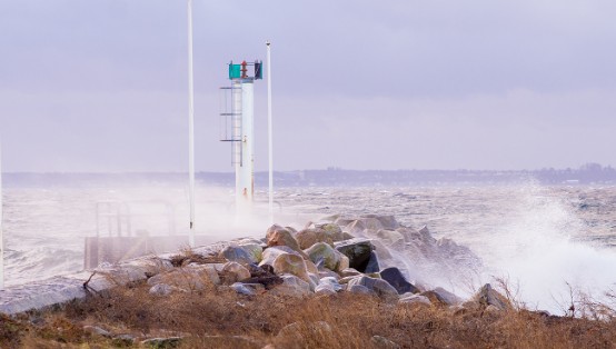 vågor slår upp mot pir i Öresund