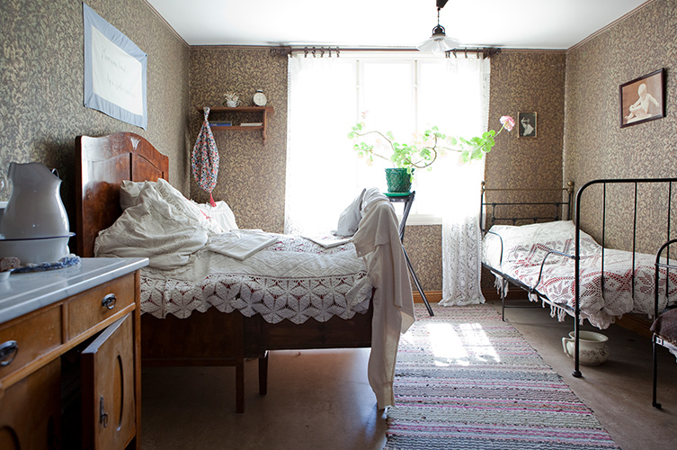 Inne i Ebbas hus finns inredning från äldre tider. Även sängtextilier och andra detaljer är tidstypiska.