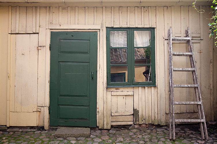 Baksidans fasad är i trä.