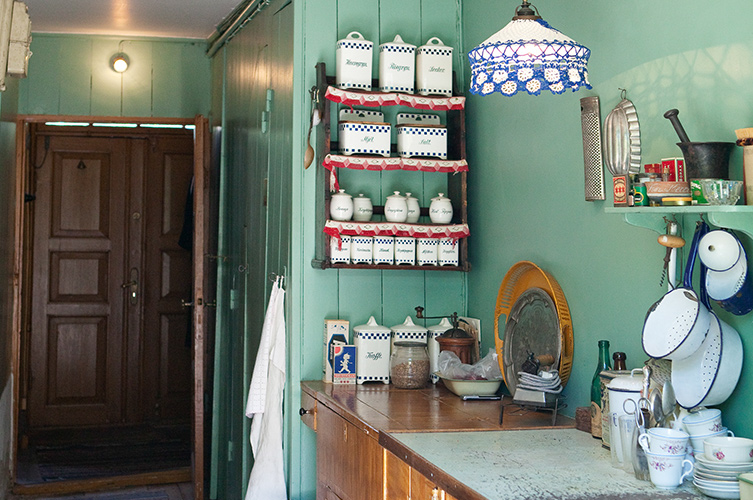 I köket finns tidstypiska köksredskap, porslin och husgeråd.