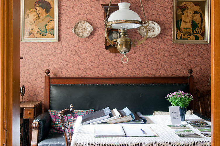 Mijön inne i Ebbas hus är som att kliva rätt in i historien.