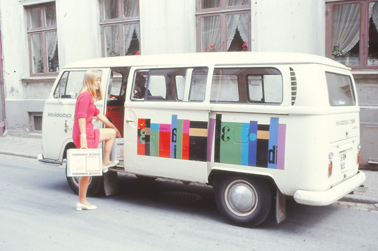 En gammal Boken kommer-buss på väg att leverera böcker.