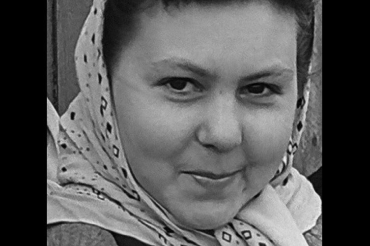 Äldre svart-vitt foto på Elsie Ragusin som ung kvinna.