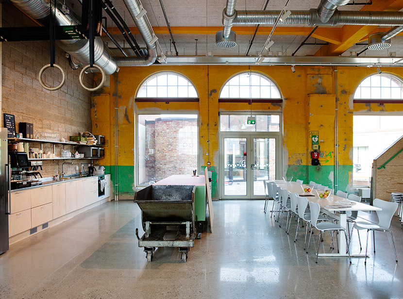 Färgglad kontorsmiljö med hållbara materialval