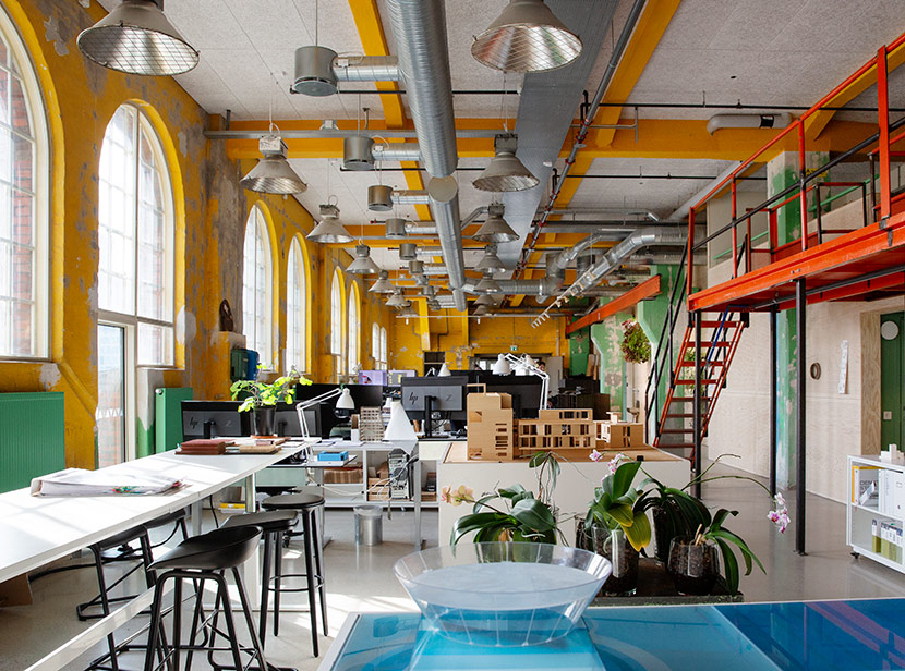 Färgglad kontorsmiljö med hållbara materialval