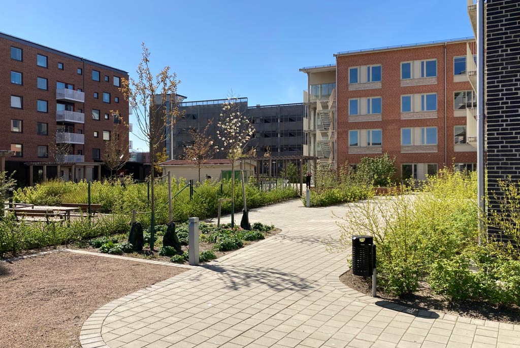 Samtidigt som att området ger en modern känsla kan du även njuta av en solig grönskande innergård.