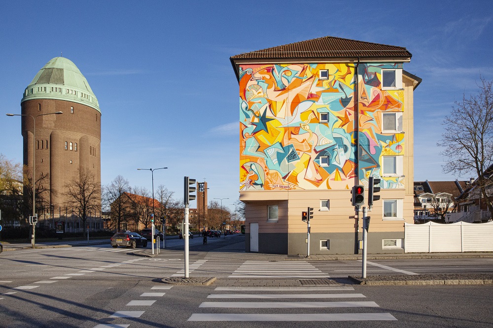 Färgglad muralmålning på byggnad i gatukorsningen vid Södervärn.