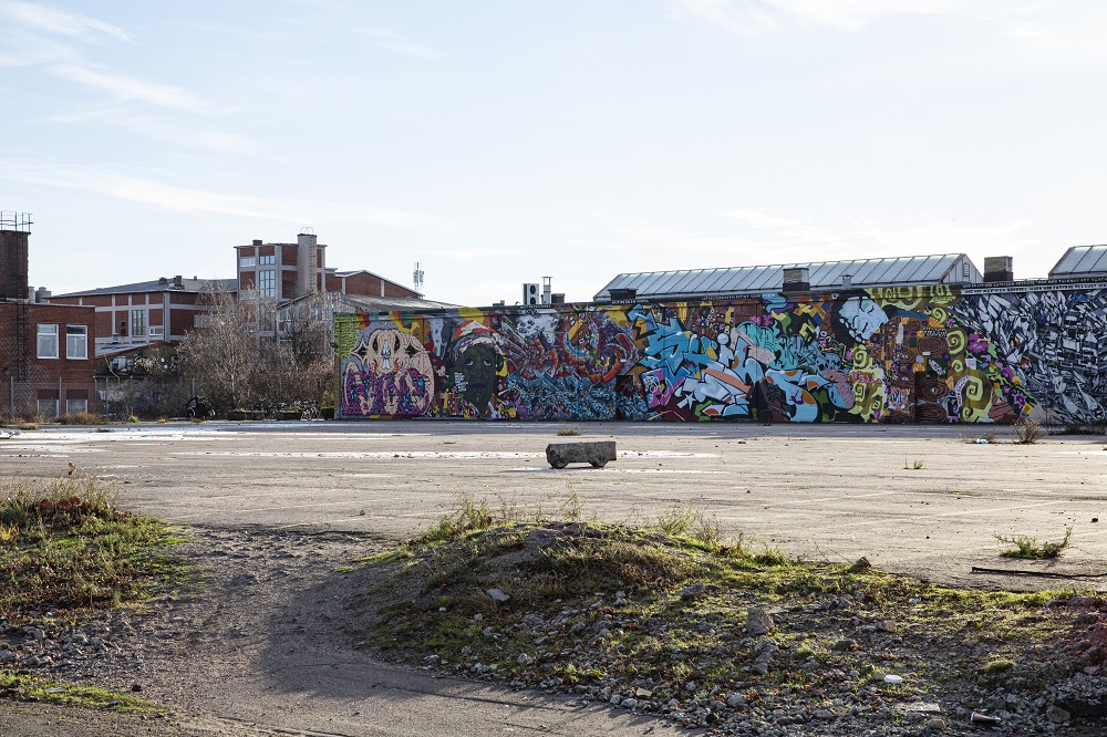 Graffitimålningar på fasad i Östra Sorgenfri.