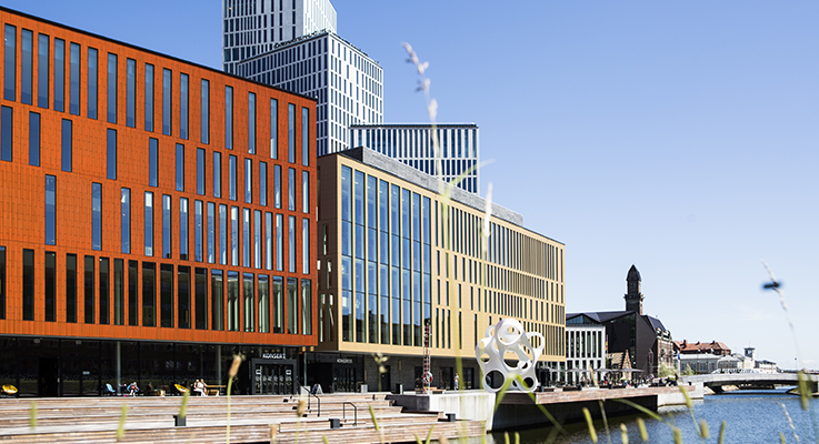 Malmö Live utomhus med kanalen framför