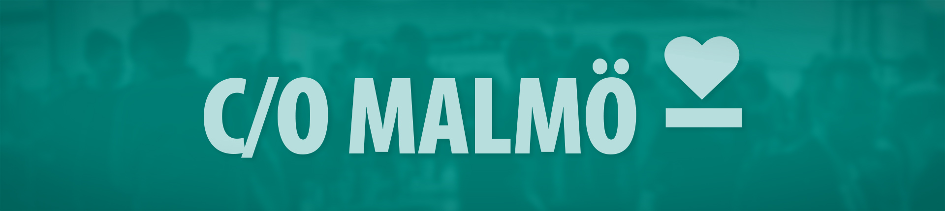 Bild med mörkgrön bakgrund och texten c/o Malmö i ljusare grönt. Efter texten följer ett tankestreck med ett hjärta ovanför.
