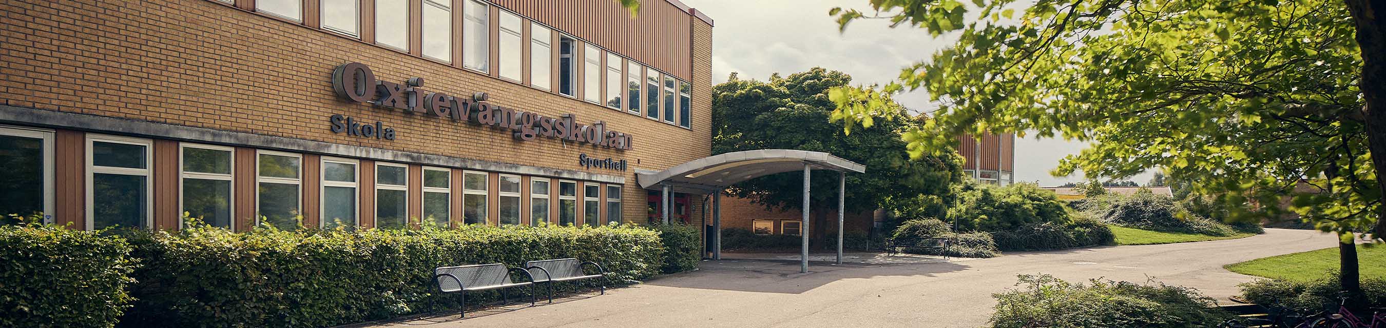 Oxievångsskolan ligger i stadsdelen Oxie i Malmös södra utkant i naturnära omgivning.