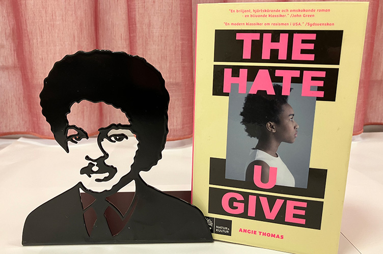 Omslag på boken The Hate U Give av författaren Angie Thomas