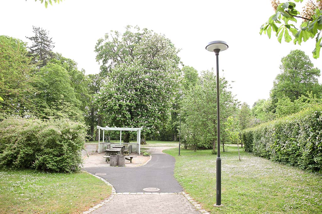 Ta en paus i den härliga pergolan och njut av den grönskande
parken.