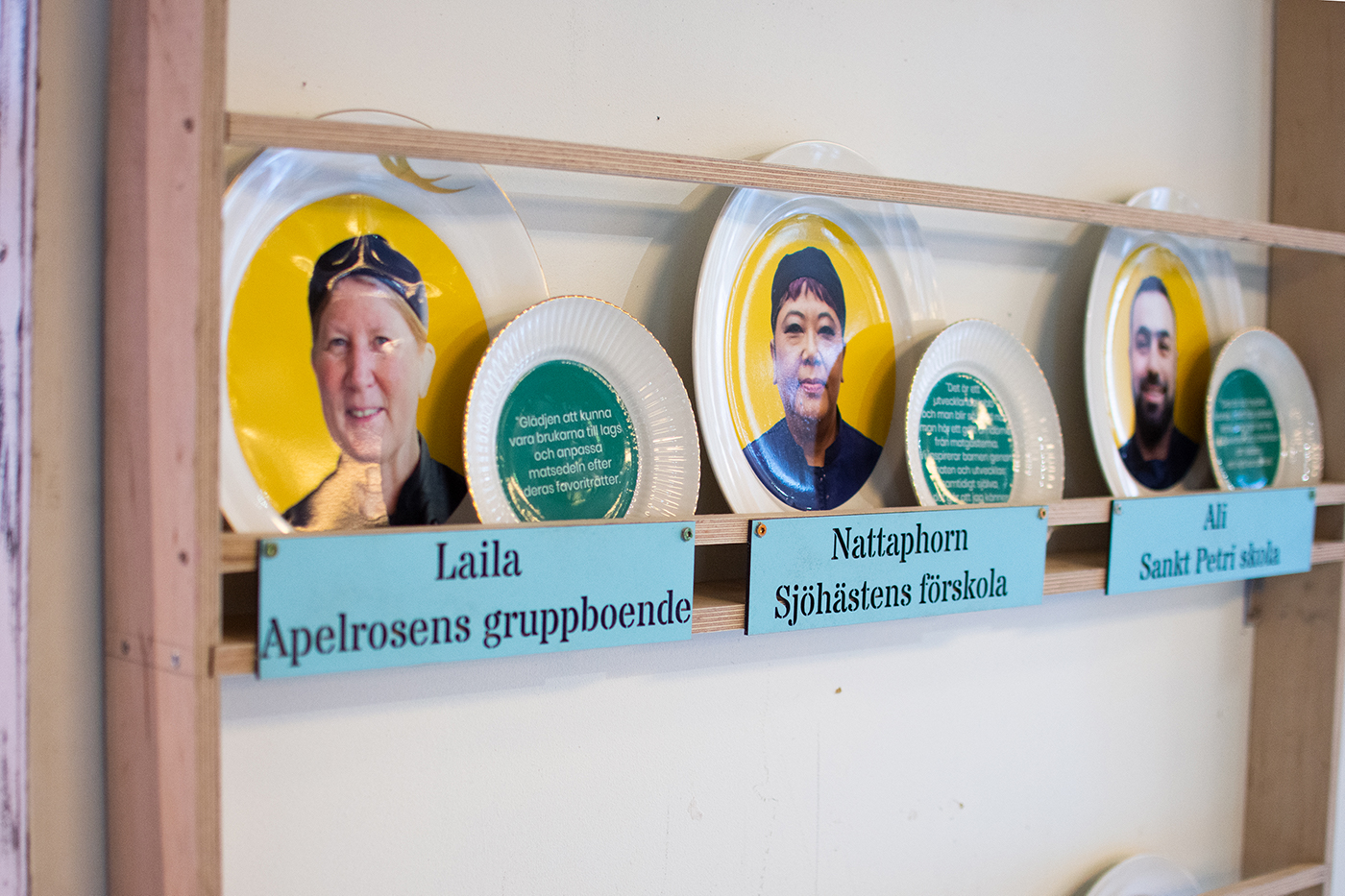 Tallrikar med bilder av några av stadens kockar. En del av utställningens "Wall of fame".