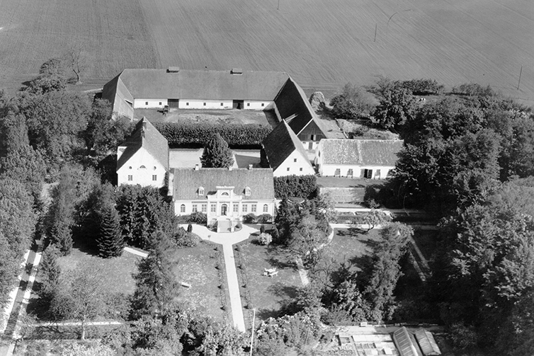 En svartvit bild tagen från ovanfrån så man ser hela Katrinetorp från luften.