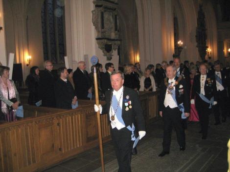 Ceremonimästaren leder intåget i S:t Petri kyrka