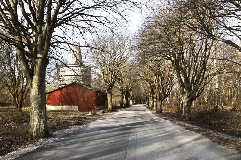 Äldre bevarade byggnad vägen som går ner mot hamnen i den delen som har en lång trädallé. 