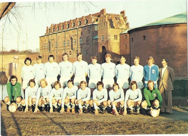 Fotografi på ett fotbollslag som står uppställda framför Malmöhus slott. Spelarna är klädda i MFF kläder.