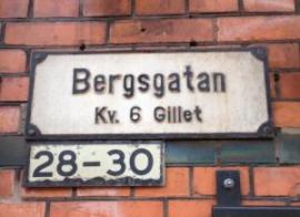 Gatuskyltar med texten Bergsgatan Kv 6 Gillet. 28-30