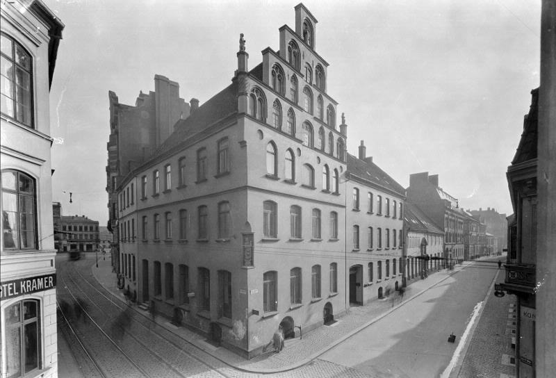 Äldre fotografi på Jörgen Kocks hus, ett trevåningshus med trappstegsgavel. 