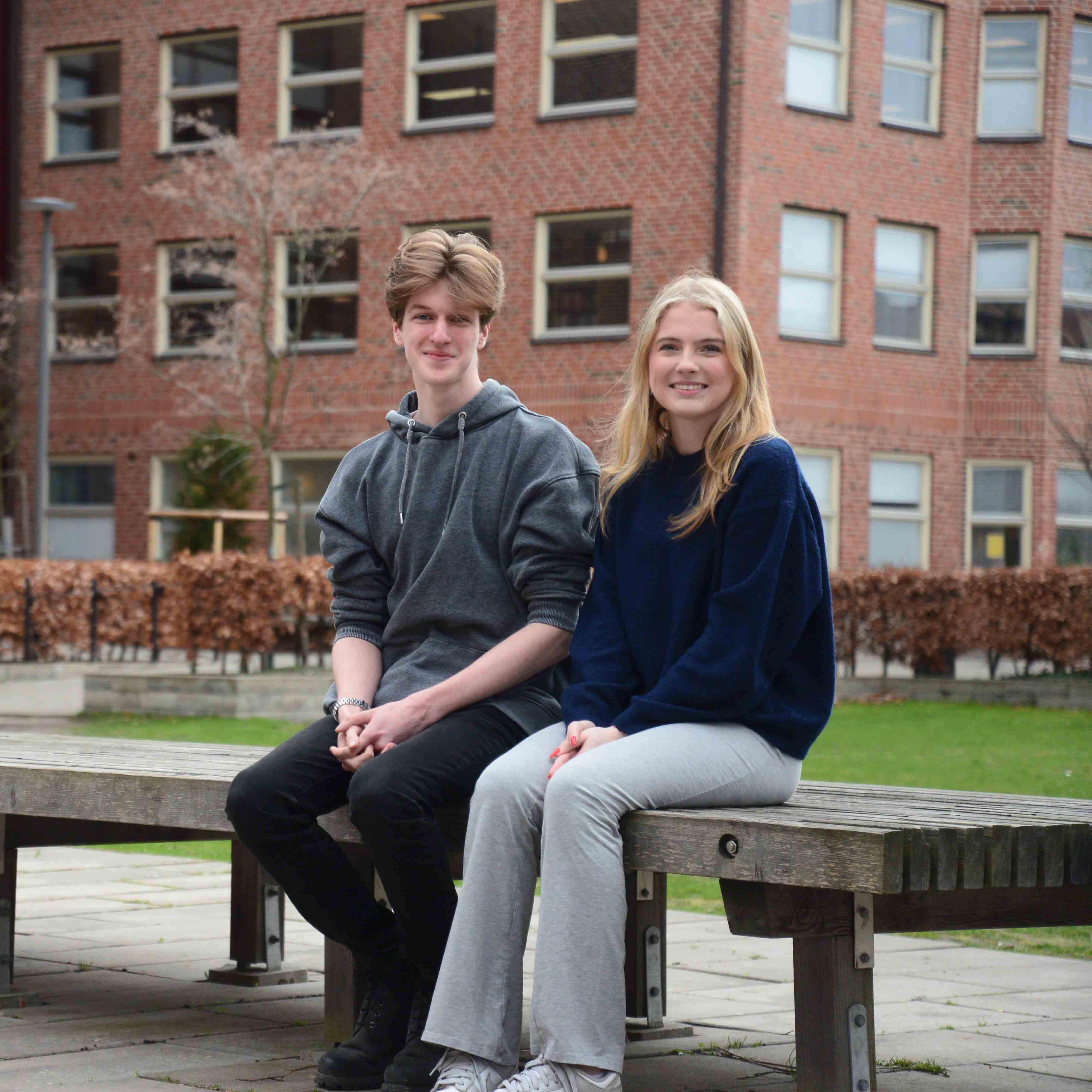 Två elever sitter på en
bänk på skolgården på Malmö Borgarskola.