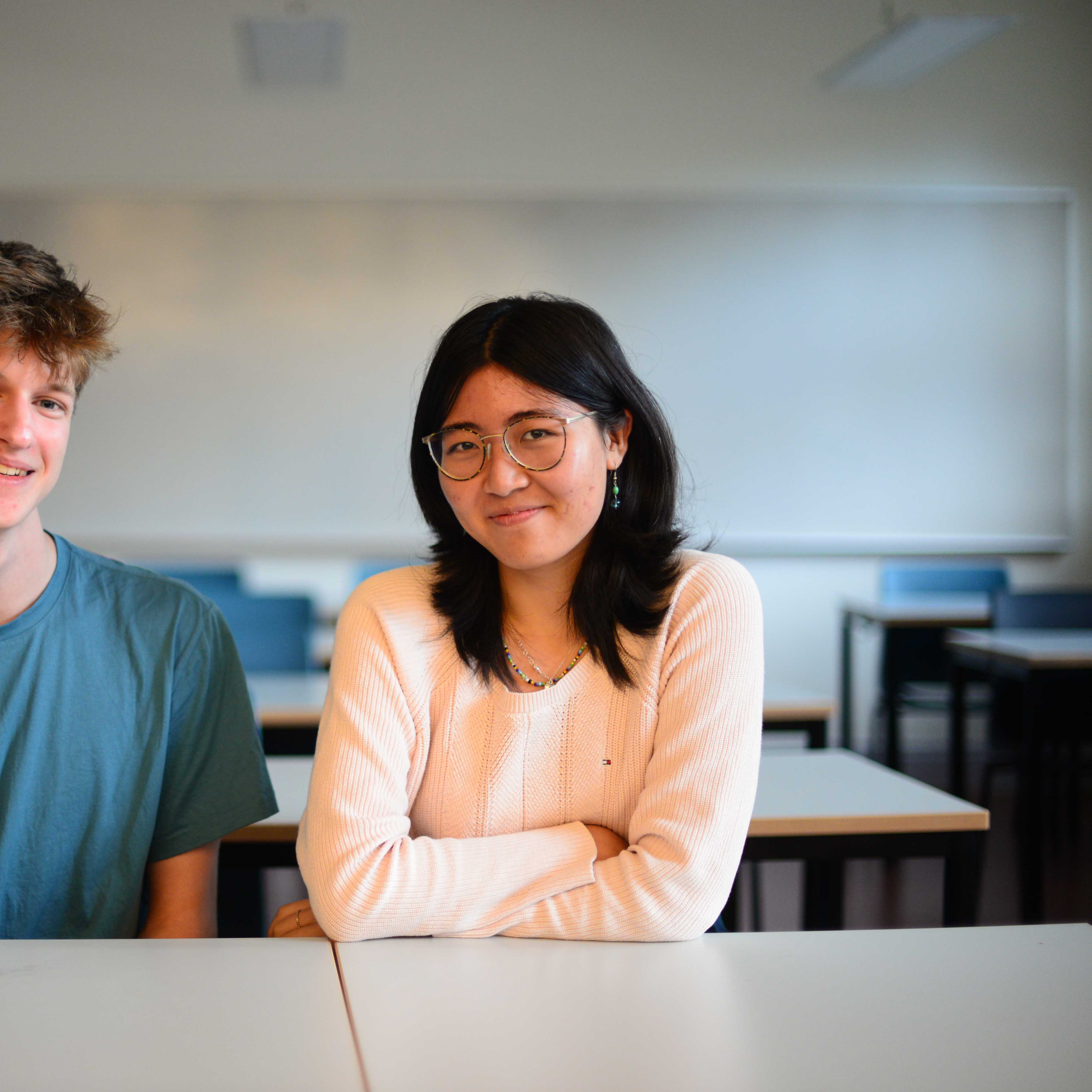 Sabrina, lev på Malmö Borgarskola sitter i ett klassrum