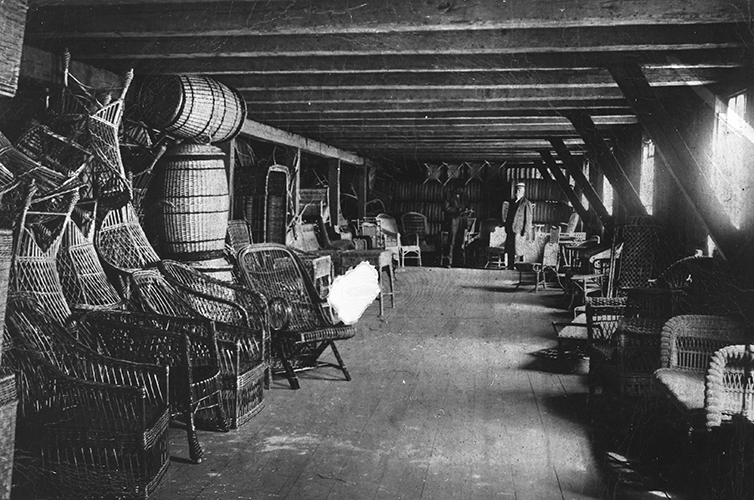 A.W. Nilssons Barnvagnsfabrik. Interiörbild med två arbetare i
bakgrunden. Foto: Okänd fotograf / Malmö museum.