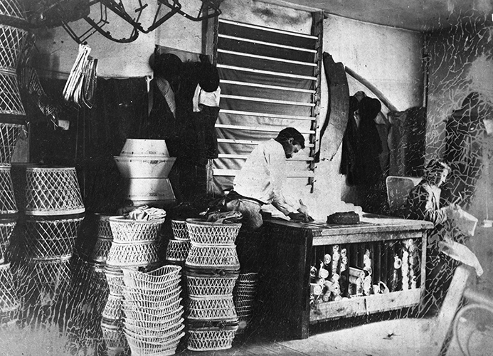 A.W. Nilssons Barnvagnsfabrik. Interiörbild med två arbetare. Foto:
Okänd fotograf / Malmö museum.