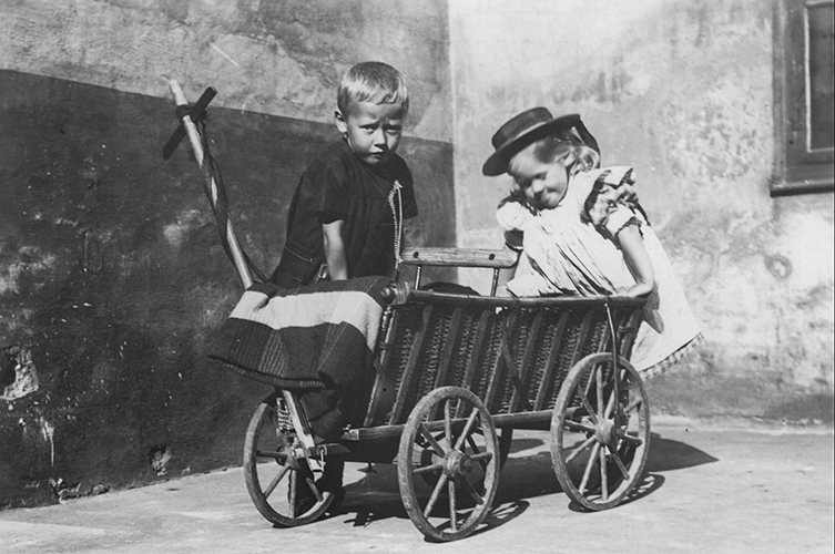 Barnen Ludvig och Lisa Cronquist, brorsbarn till Axel Cronquist, leker
på gården Södergatan 14 i Malmö 1899. Lisa hette egentligen Alice i förnamn och
blev senare känd som författarinnan Alice Lyttkens. Foto: Okänd fotograf /
Malmö Museer.