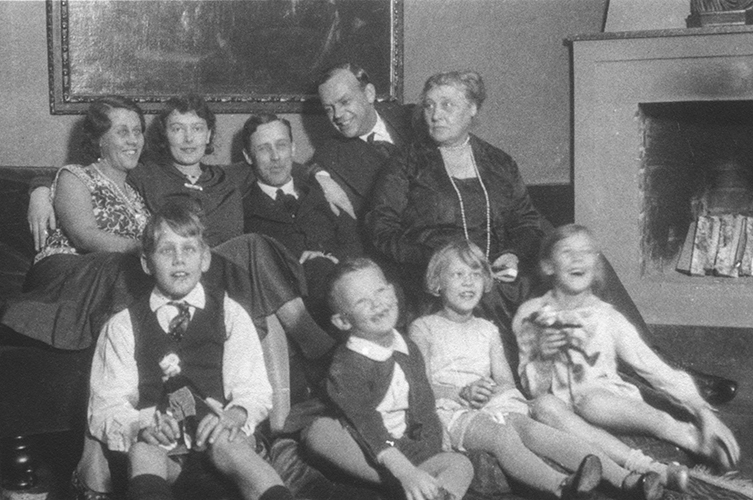 Ett äldre fotografi på en familj