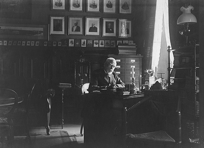 Köpmannen Georg
Theodor Cronquist, Axel Cronquists far, sitter vid skrivbordet i sitt rum i
hemmet i Malmö ca. 1910. Foto: Okänd fotograf / Malmö Museer