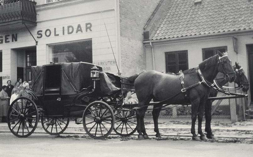 En fyrhjulig landå med
suffletten uppe och med två hästar förspända står på Spånehusvägen i Malmö
1933. Foto: Okänd fotograf / Malmö Museer.